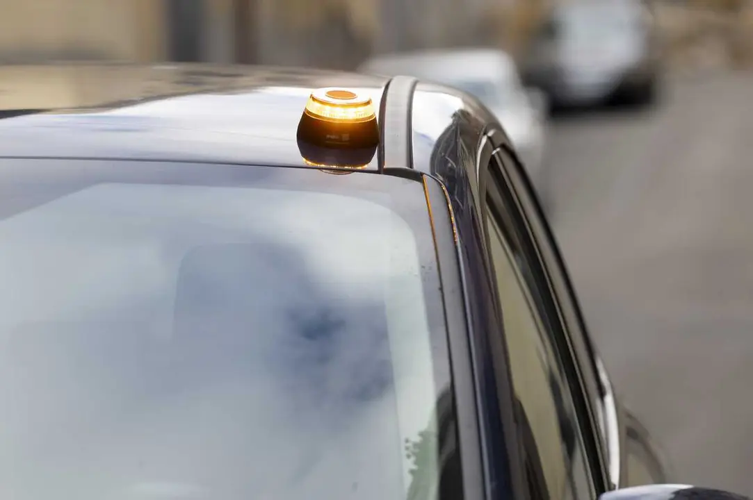 Archivo - Baliza V16 de emergencia para veh&iacute;culos, a 21 de noviembre de 2025, en Madrid (Espa&ntilde;a). La baliza V16 conectada ser&aacute; obligatoria a partir del 1 de enero de 2026 para se&ntilde;alizar aver&iacute;as o situaciones de emergencia en carretera, en sustituci&oacute;n de l