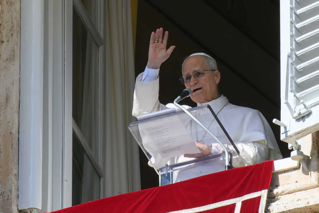 El Papa Le&oacute;n XIV durante el rezo del &Aacute;ngelus en el balc&oacute;n de la plaza de San Pedro.