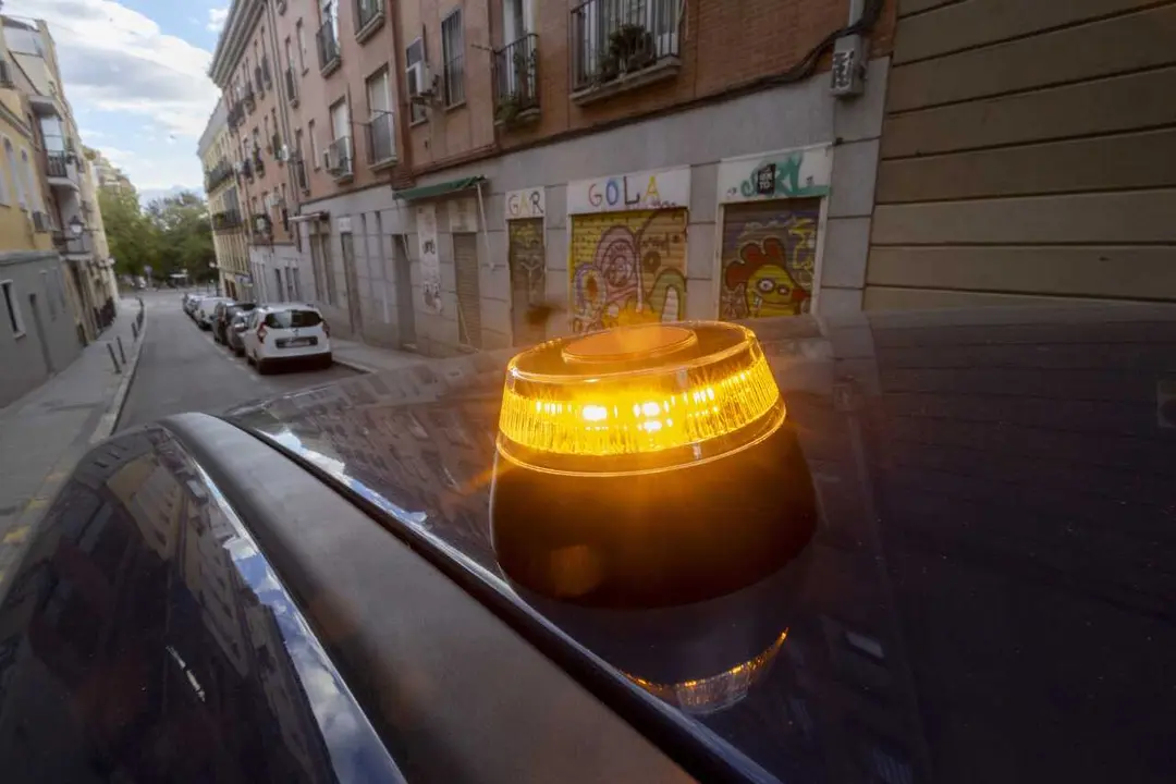 Archivo - Baliza V16 de emergencia para veh&iacute;culos, a 21 de noviembre de 2025, en Madrid (Espa&ntilde;a). La baliza V16 conectada ser&aacute; obligatoria a partir del 1 de enero de 2026 para se&ntilde;alizar aver&iacute;as o situaciones de emergencia en carretera, en sustituci&oacute;n de l