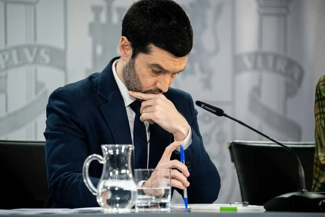 El ministro de Derechos Sociales, Consumo y Agenda 2030, Pablo Bustinduy, durante una rueda de prensa tras la reuni&oacute;n del Consejo de Ministros, a 10 de febrero de 2026, en Madrid (Espa&ntilde;a). 