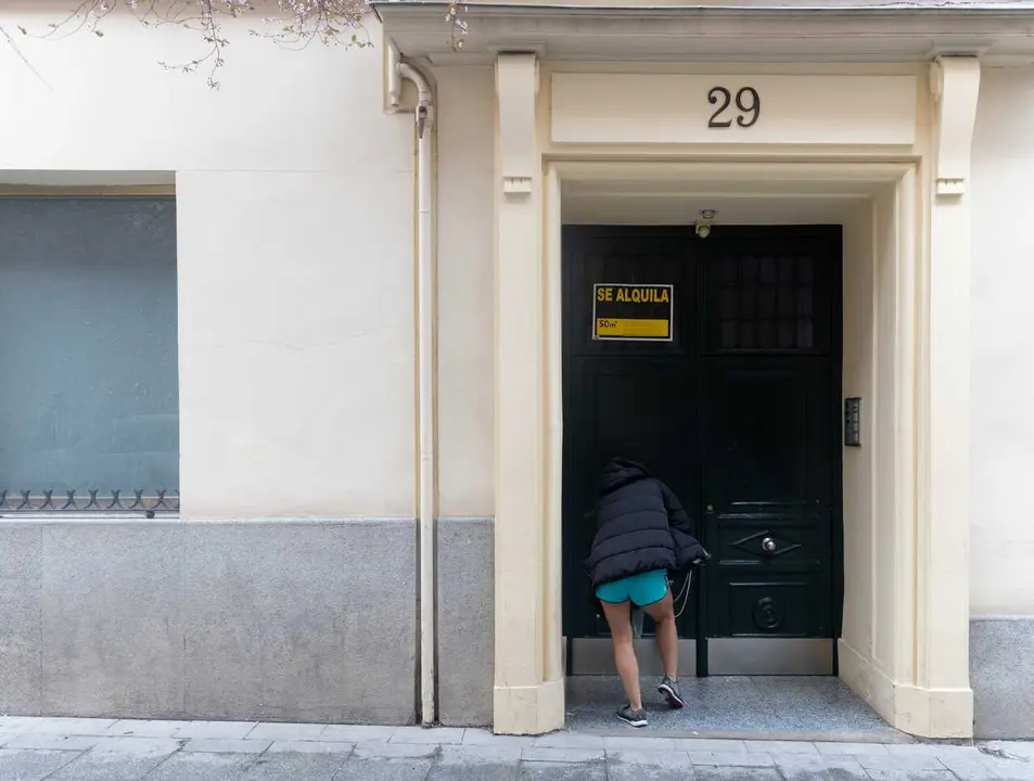 Archivo - Una persona pasa a un edificio donde hay un cartel de &lsquo;Se alquila&rsquo;, a 10 de marzo de 2025, en Madrid (Espa&ntilde;a).