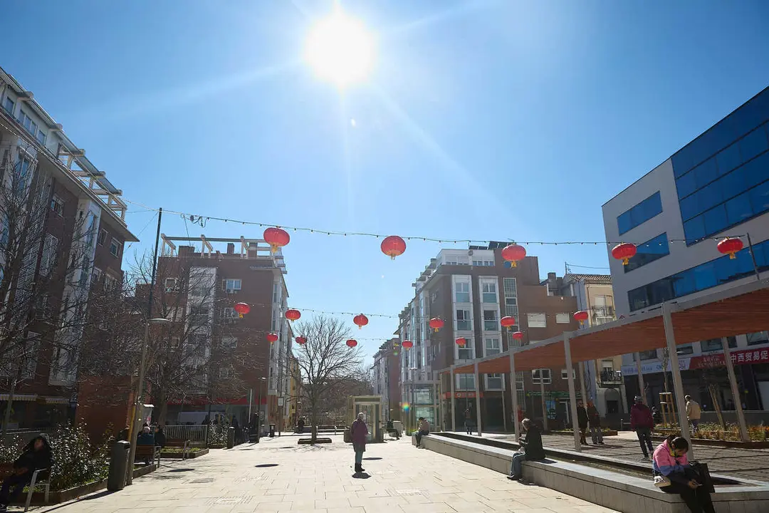 Decoraci&oacute;n en el barrio de Usera, a 17 de febrero de 2026, en Madrid (Espa&ntilde;a). 