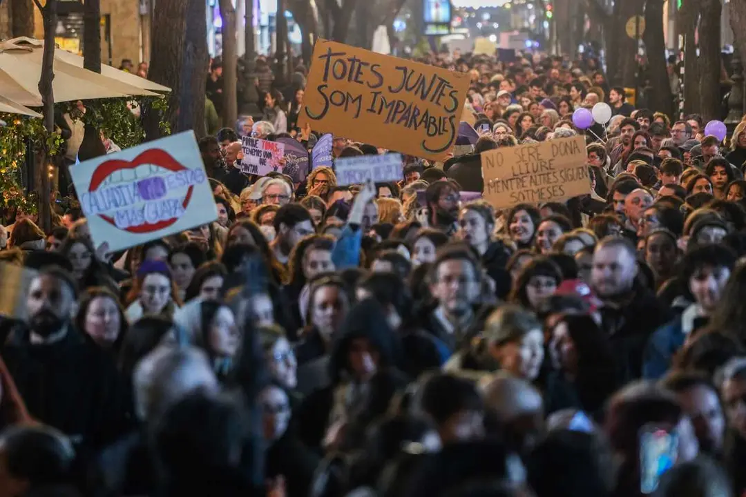 Archivo - Decenas de personas durante la manifestaci&oacute;n de la Coordinadora Feminista de Valencia por el 8M en la convocatoria de 2025.