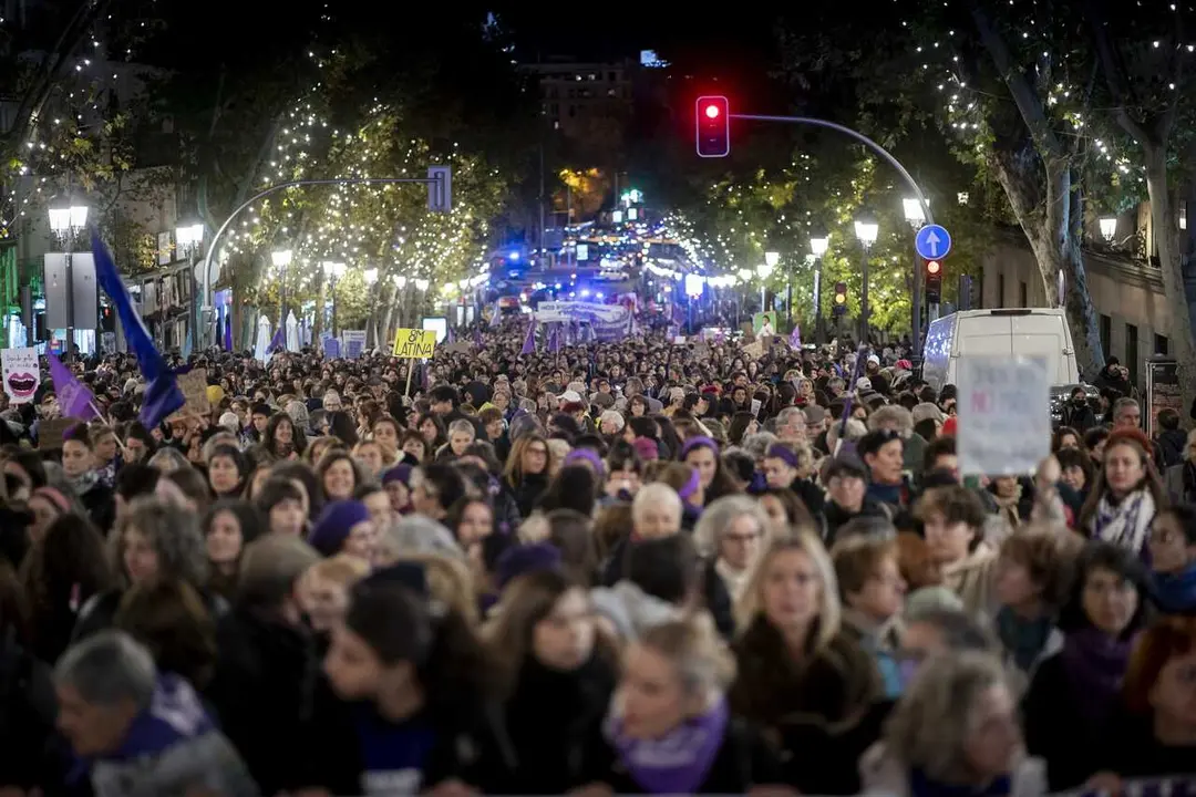 Archivo - Cientos de personas durante una concentraci&oacute;n por el d&iacute;a de la Eliminaci&oacute;n de la violencia contra las Mujeres, a 25 de noviembre de 2025, en Madrid (Espa&ntilde;a). 