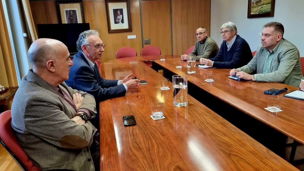 El delegado del Gobierno en Extremadura, Jos&eacute; Luis Quintana, y el presidente de CHG, Samuel Moraleda, con representantes de la Asociaci&oacute;n de Comunidades Regantes de Extremadura.