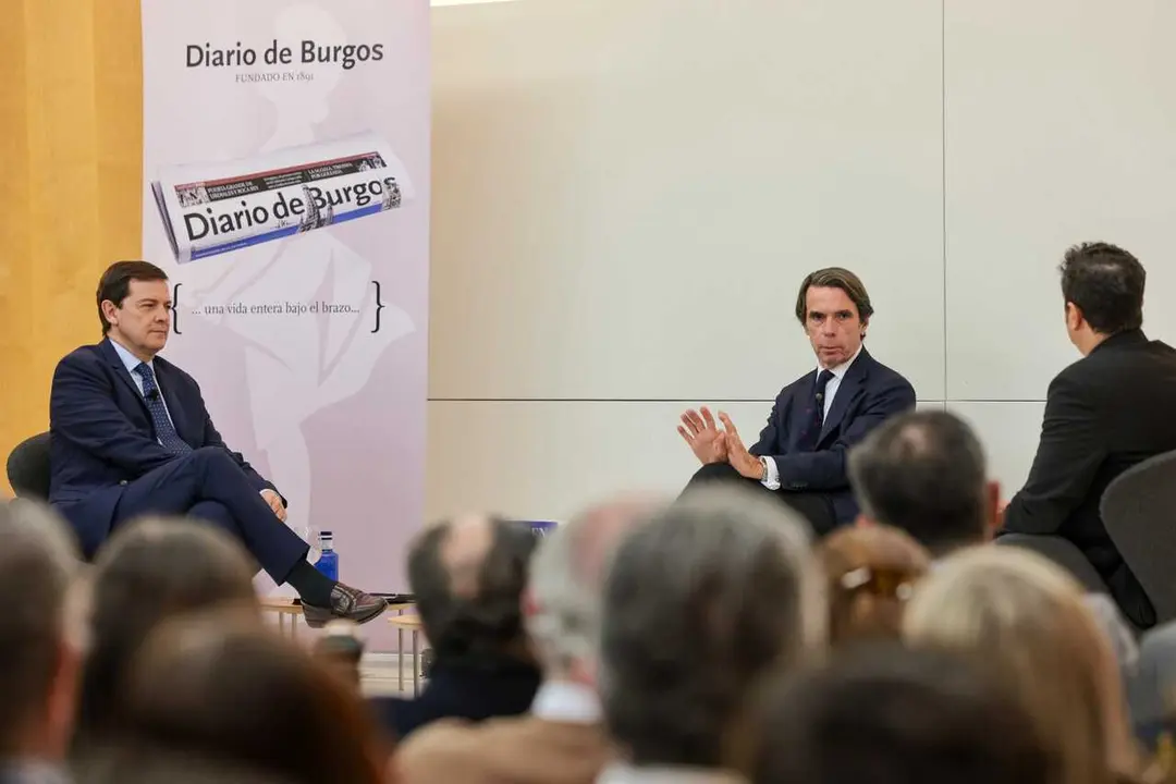 El expresidente del Gobierno Jos&eacute; Mar&iacute;a Aznar junto al presidente del PP de Castilla y Le&oacute;n, Alfonso Fern&aacute;ndez Ma&ntilde;ueco, durante un coloquio celebrado en Burgos