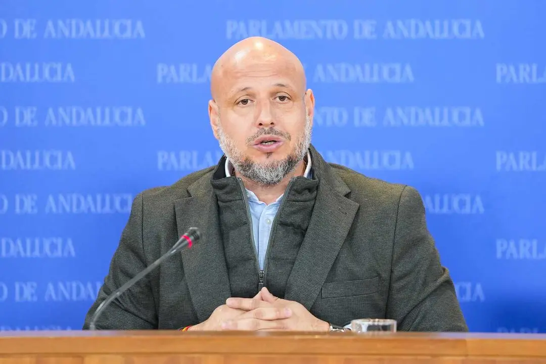 El portavoz adjunto del Grupo Parlamentario Vox, Rodrigo Alonso, durante la ronda de ruedas de prensa de portavoces de los grupos parlamentarios en el Parlamento de Andaluc&iacute;a, a 25 de febrero de 2026 en Sevilla (Andaluc&iacute;a, Espa&ntilde;a). Los portavoces de los g