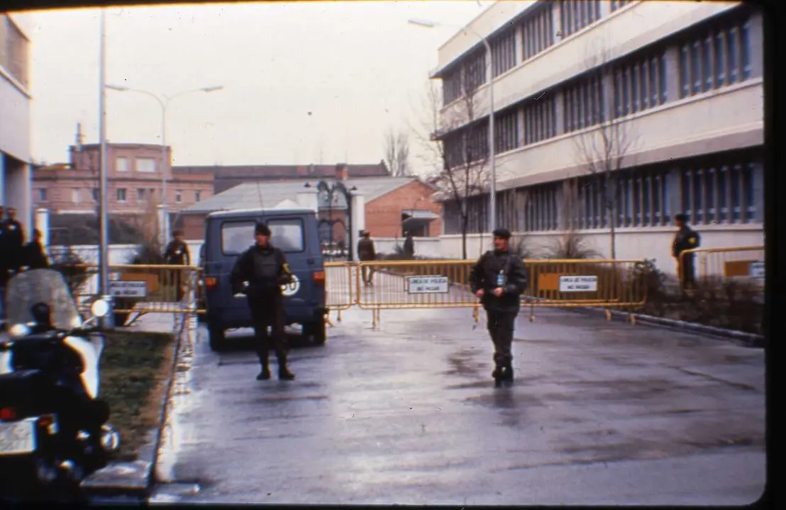 Archivo - Cord&oacute;n policial tras el intento de Golpe de Estado del 23F.