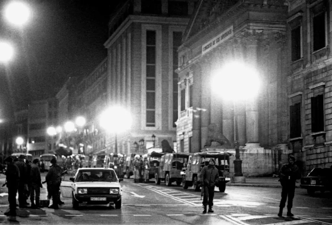 23 FEBRERO 1981 - MADRID, ESPA&Ntilde;A: Miembros del Grupo Especial de Operaciones de la Polic&iacute;a Nacional (GEO) vigilan el exterior del Congreso de los Diputados.