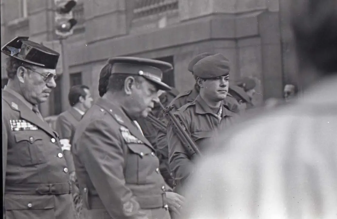 Archivo - Im&aacute;genes del cord&oacute;n policial que rodeaba el Congreso edurante el intento de Golpe de Estado por parte del Teniente Coronel de la Guardia Civil Antonio Tejero.