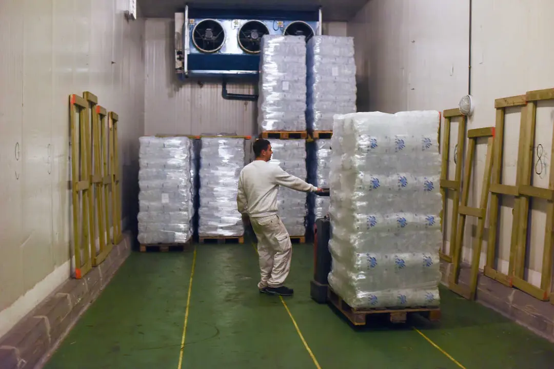 Archivo - Un trabajador tira de un pal&eacute; de hielos en la f&aacute;brica de hielo &lsquo;Eurofr&iacute;o Blasco&rsquo;, a 6 de agosto de 2022, en San Fernando de Henares, Madrid (Espa&ntilde;a). 