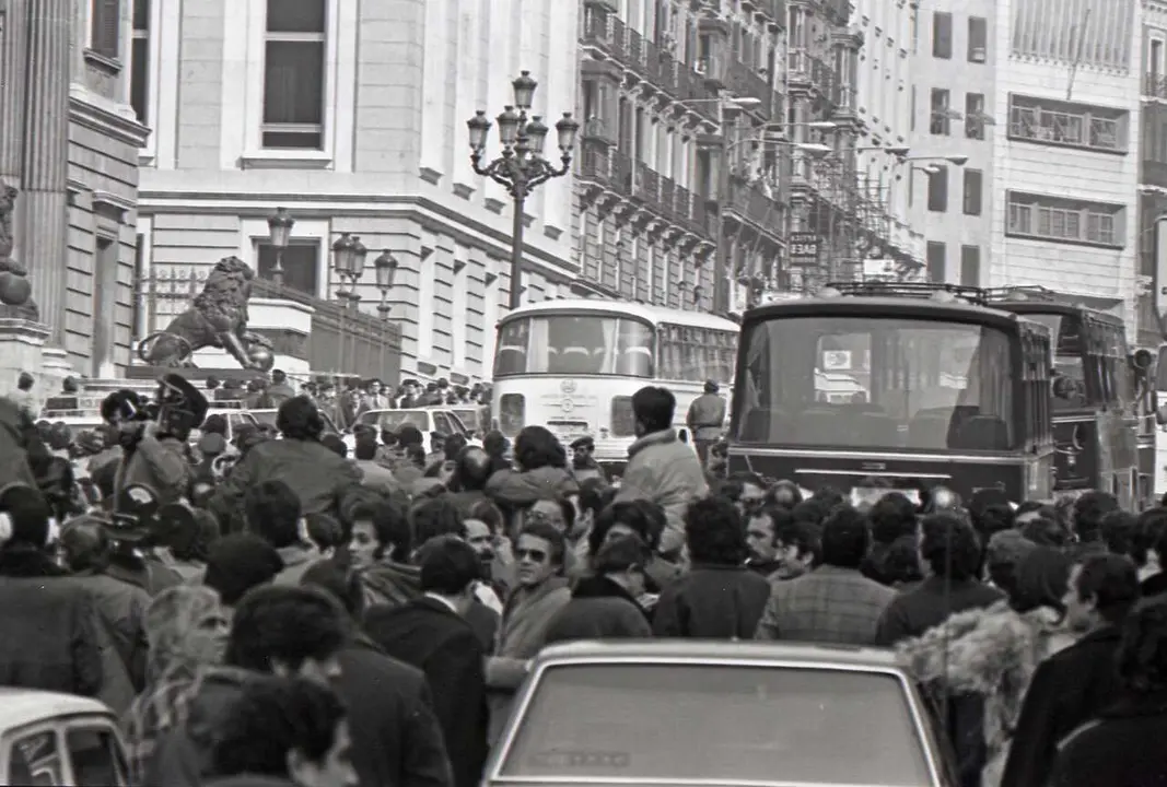 Archivo - MADRID, ESPA&Ntilde;A - 23 DE FEBRERO DE 1981: Im&aacute;genes del cord&oacute;n policial que rodea el Congreso de los diputados en donde se est&aacute; produciendo el intento de Golpe de Estado por parte del Teniente Coronel de la Guardia Civil, Antonio Tejero.