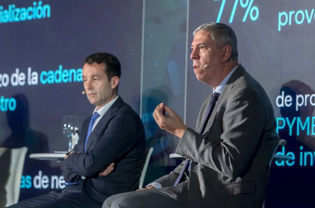 Archivo - (I-D) El presidente de Indra, &Aacute;ngel Escribano, y el consejero delegado de Indra Group, Jos&eacute; Vicente de los Mozos