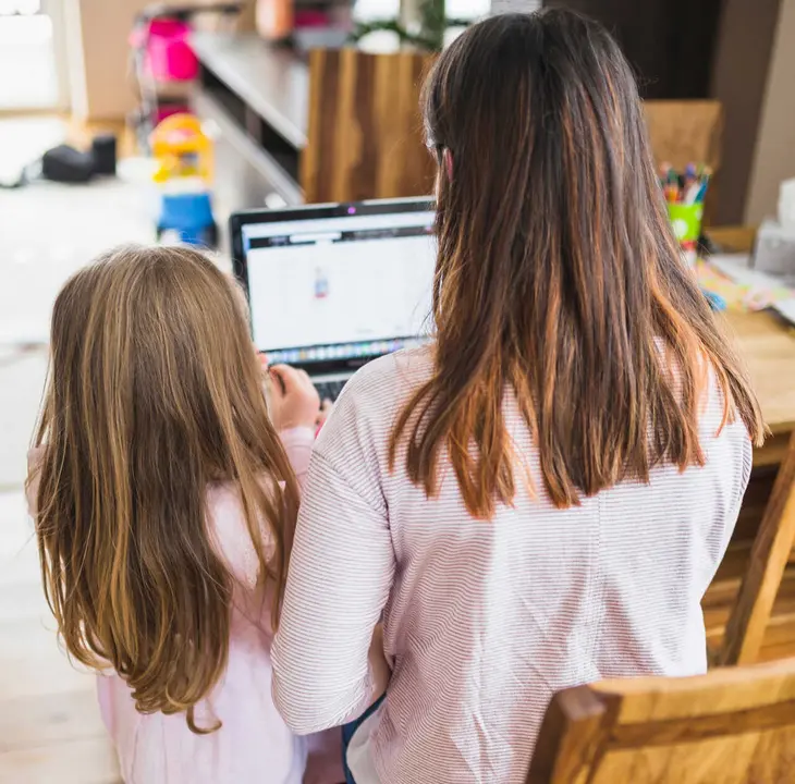 Archivo - Dos ni&ntilde;as delante de un ordenador