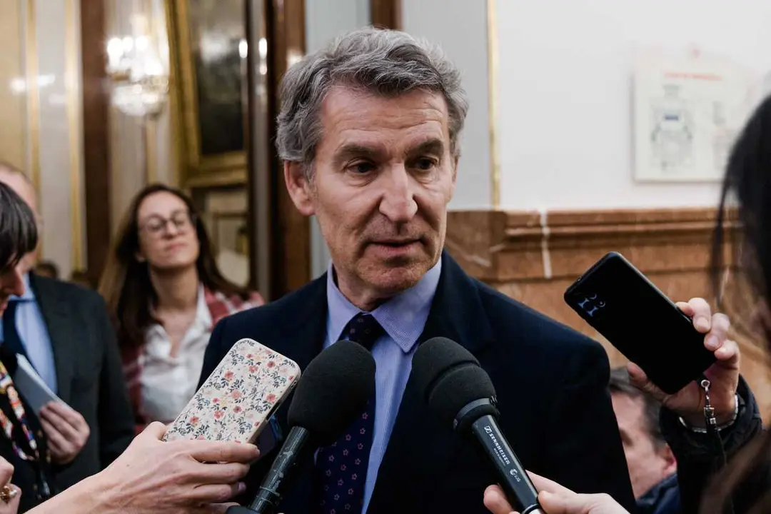 El presidente del PP, Alberto N&uacute;&ntilde;ez Feij&oacute;o, atiende a los medios de comunicaci&oacute;n a su llegada a una sesi&oacute;n plenaria en el Congreso de los Diputados, a 24 de febrero de 2026, en Madrid (Espa&ntilde;a).