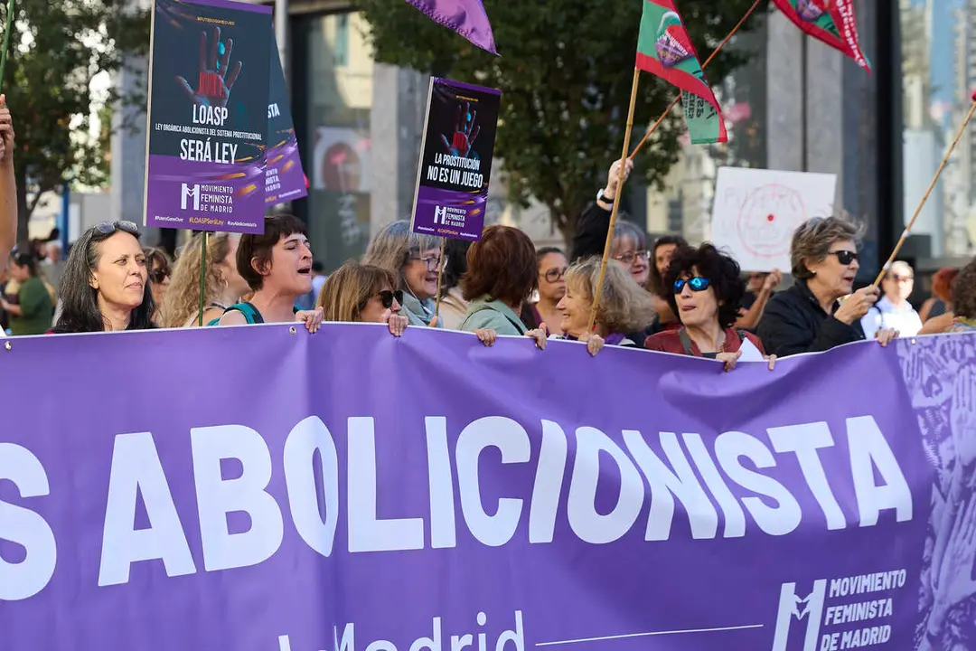 Archivo - Concentraci&oacute;n convocada por el Movimiento Feminista de Madrid (MFM) para pedir la abolici&oacute;n de la prostituci&oacute;n en la Plaza de Callao, a 11 de octubre de 2025, en Madrid (Espa&ntilde;a). Las feministas madrile&ntilde;as han enviado una carta a todos los grupos