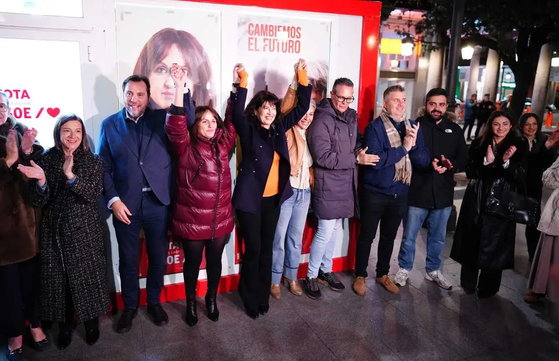 (I-D) El ministro de Transportes y Movilidad Sostenible, &Oacute;scar Puente; la candidata del PSOE por Valladolid, Patricia G&oacute;mez Urb&aacute;n; y la ministra de Igualdad, Ana Redondo, durante la pegada de carteles del PSOE en Valladolid.