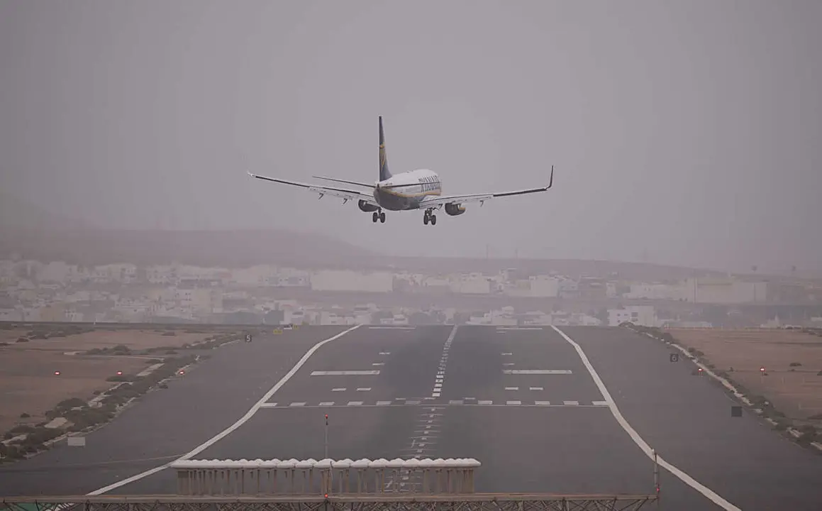 Archivo - Un avi&oacute;n despega en el aeropuerto de Fuerteventura con calima, a 27 de diciembre de 2022, en Fuerteventura, Las Palmas, Islas Canarias (Espa&ntilde;a). 