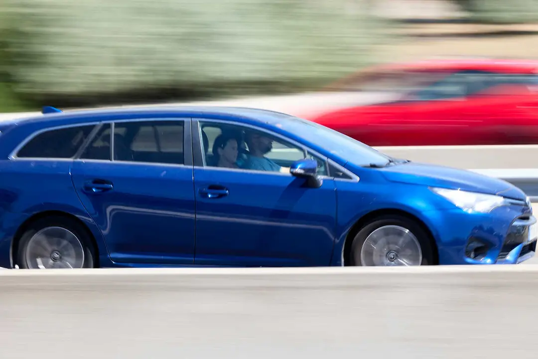 Archivo - Circulaci&oacute;n de veh&iacute;culos fluida en la autov&iacute;a A-3, a 30 de julio de 2023, en Madrid (Espa&ntilde;a). Tr&aacute;fico ha previsto para el fin de semana nueve millones de desplazamientos por carretera, y m&aacute;s de 49 millones en todo el mes de agosto. Hoy, domingo 