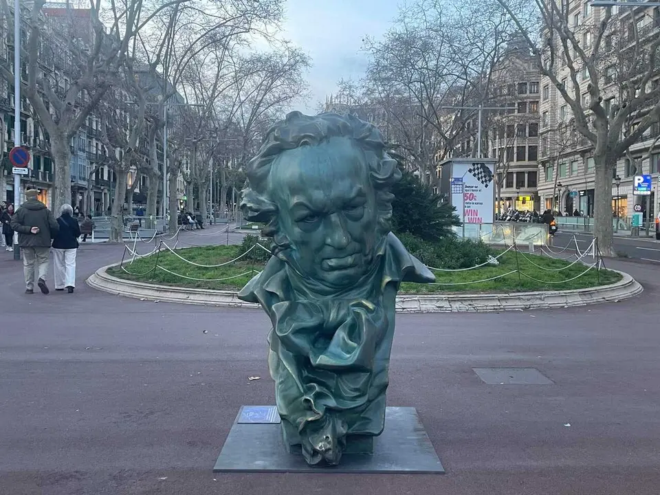 Una escultura gigante del 'Goya' en los Jardinets de Gr&agrave;cia de Barcelona.