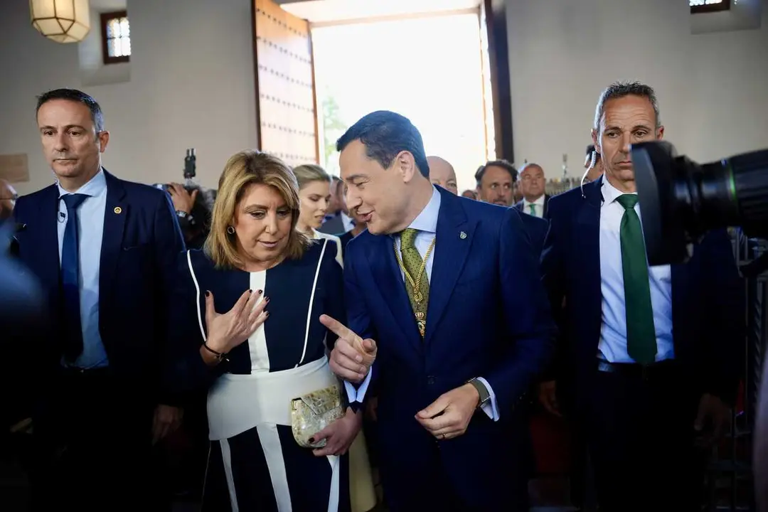 El presidente de la Junta de Andaluc&iacute;a, Juanma Moreno (d) saluda a la senadora, Susana D&iacute;az a su llegada al acto del D&iacute;a de Andaluc&iacute;a. A 28 de febrero de 2026 en Sevilla, Andaluc&iacute;a (Espa&ntilde;a).