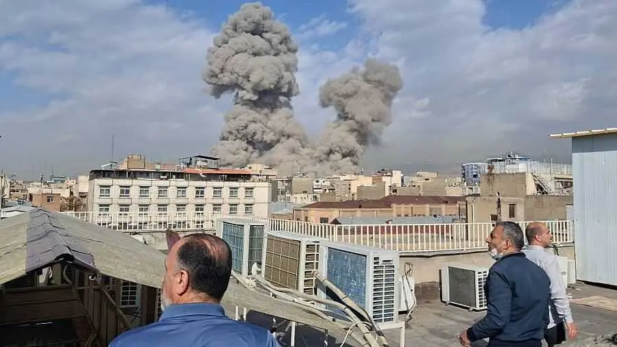 Columna de humo en el horizonte tras una explosi&oacute;n en Teher&aacute;n, este s&aacute;bado. (AP)