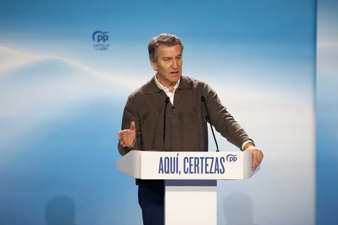 El presidente del Partido Popular, Alberto N&uacute;&ntilde;ez Feij&oacute;o, durante un acto de campa&ntilde;a, a 28 de febrero de 2026, en &Aacute;vila, Castilla Le&oacute;n (Espa&ntilde;a). 