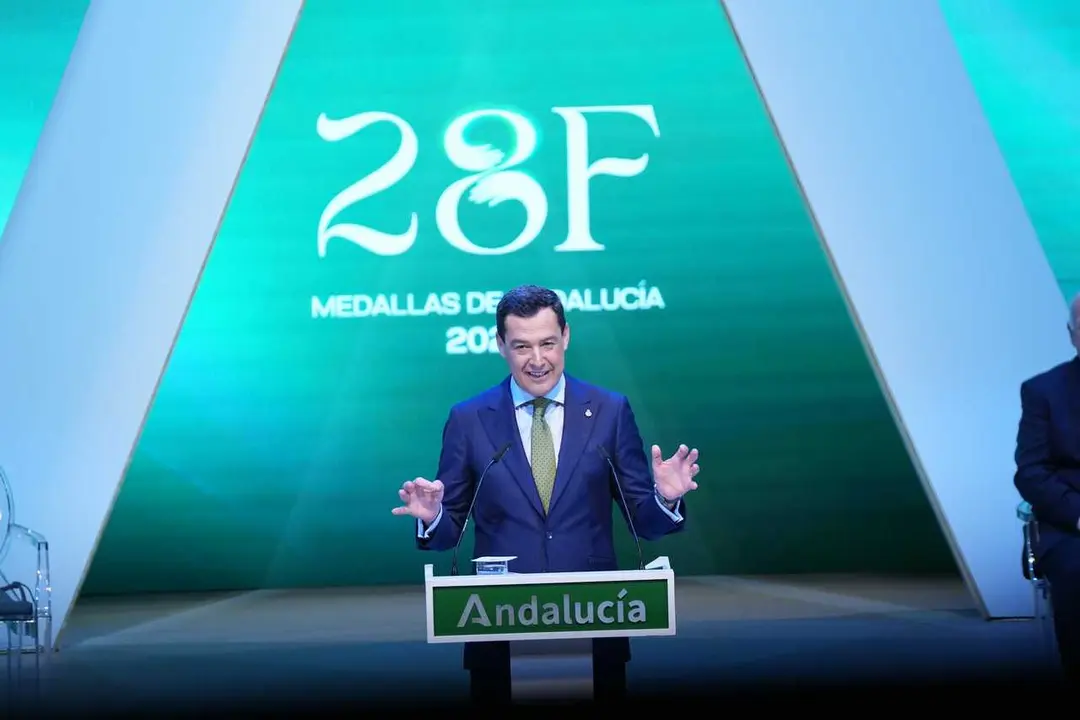 El presidente de la Junta de Andaluc&iacute;a, Juanma Moreno interviene en el acto. A 28 de febrero de 2026 en Sevilla, Andaluc&iacute;a (Espa&ntilde;a)