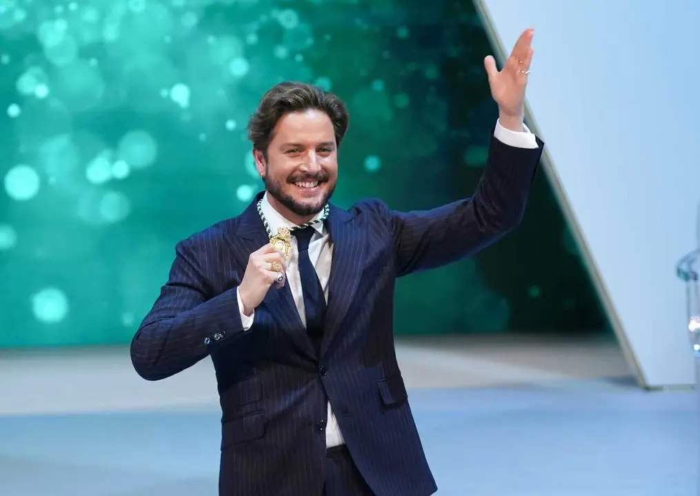 Manuel Carrasco recogiendo la distinci&oacute;n de Hijo Predilecto de Andaluc&iacute;a