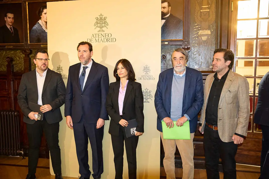El ministro de Transportes y Movilidad Sostenible, &Oacute;scar Puente, y los periodistas, Pedro Garc&iacute;a Cuartango, Lola Garc&iacute;a y Guillermo Lera, durante un desayuno informativo, en el Ateneo de Madrid, a 2 de marzo de 2026, en Madrid (Espa&ntilde;a).