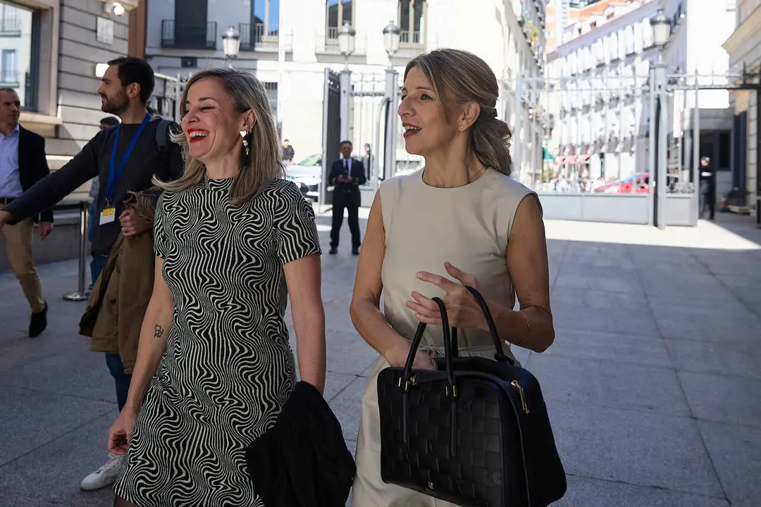 La portavoz de Sumar en el Congreso, Ver&oacute;nica Mart&iacute;nez Barbero (i), y la vicepresidenta segunda y ministra de Trabajo y Econom&iacute;a Social, Yolanda D&iacute;az (d),
