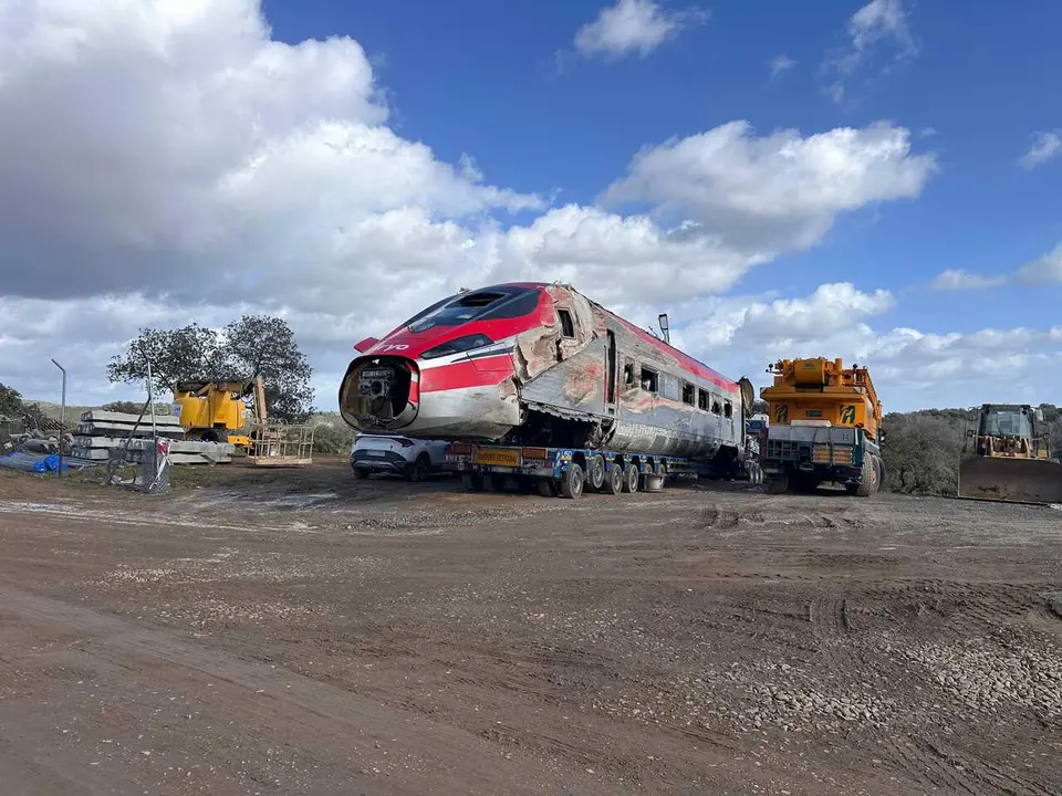Archivo - Uno de los vagones del Iryo accidentado en Adamuz es transportado por una gr&uacute;a, a 23 de enero de 2026, en Adamuz, C&oacute;rdoba, Andaluc&iacute;a (Espa&ntilde;a).