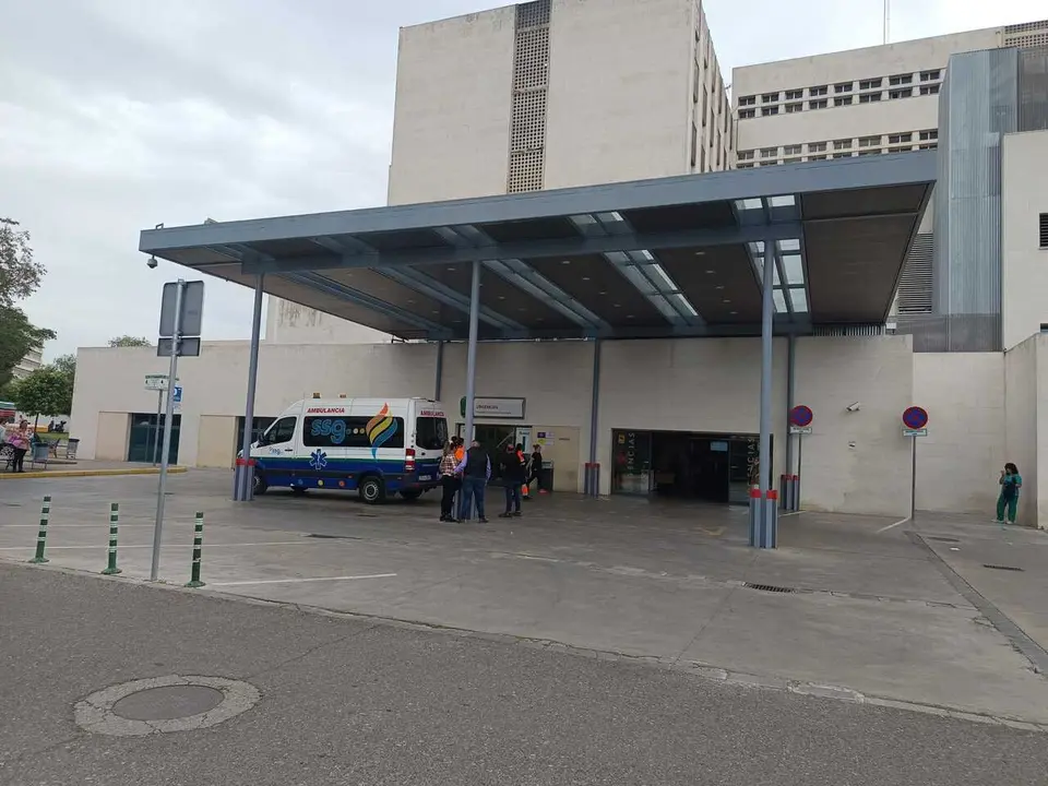 Archivo - Entrada a Urgencias del Hospital Reina Sof&iacute;a de C&oacute;rdoba.