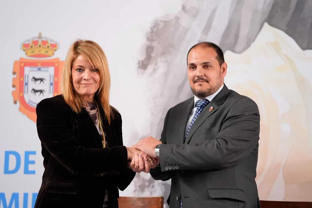 La alcaldesa de Huelva, Pilar Miranda, y al alcalde de Adamuz (C&oacute;rdoba), Rafael &Aacute;ngel Moreno, en el acto de hermanamiento de ambos municipios.