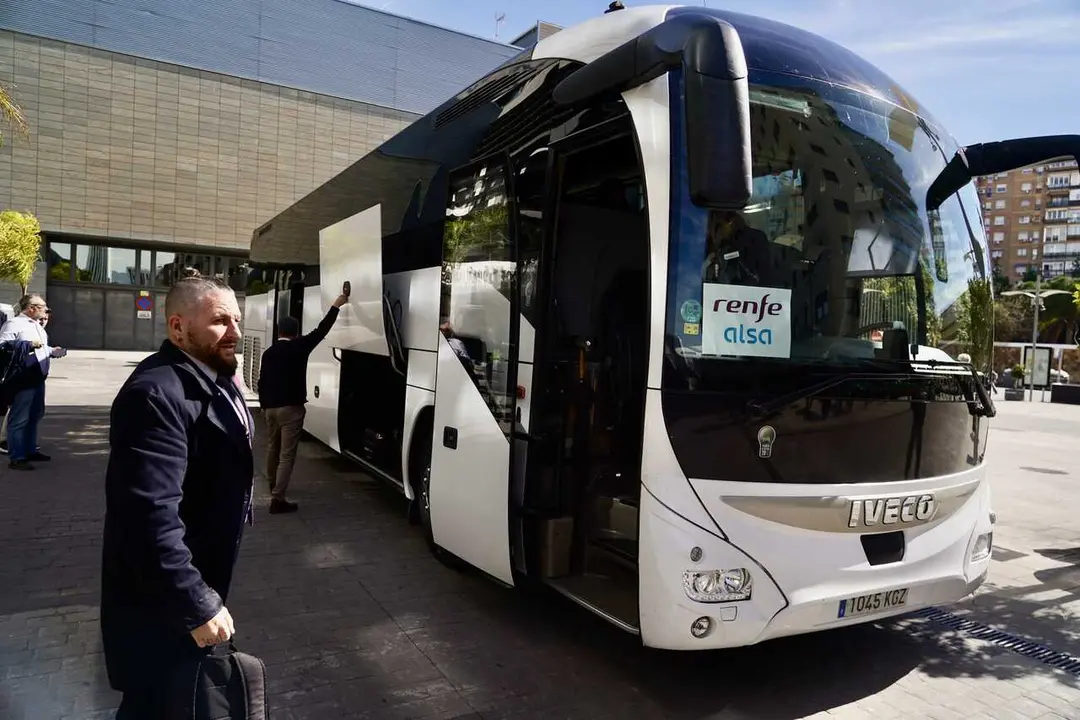 Pasajeros de la l&iacute;nea de alta velocidad Madrid-M&aacute;laga llegando a la capital malague&ntilde;a en autob&uacute;s desde Antequera, tramo, este &uacute;ltimo, que permanece inoperativo por da&ntilde;os en la infraestructura por el temporal