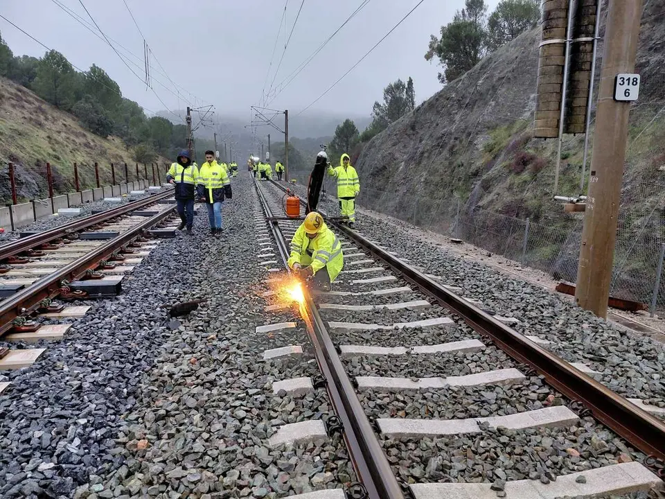 Archivo - Varios operarios durante las obras de reparaci&oacute;n de las v&iacute;as en Adamuz el pasado mes de enero.