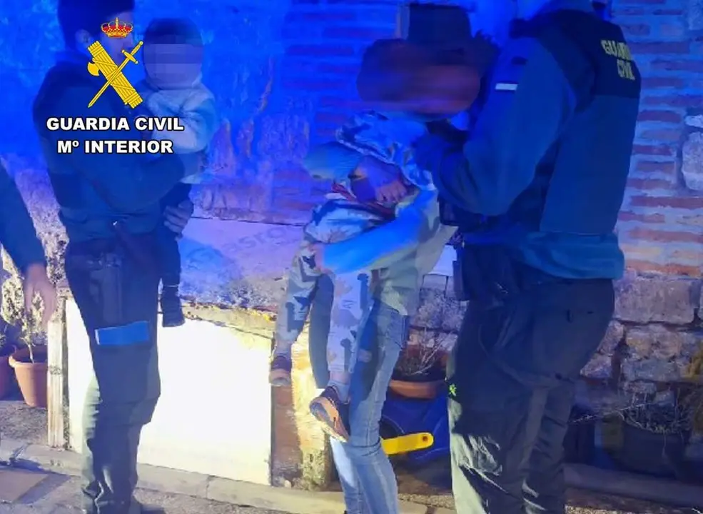 Momento en el que el ni&ntilde;o es entregado a sus padres tras ser localizado.