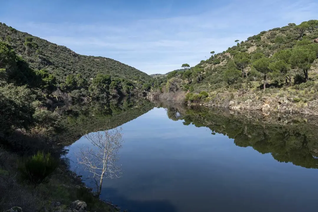 Un tramo de la V&iacute;a Verde del Alberche, a 22 de febrero de 2026, en Pelayos de la Presa, Madrid (Espa&ntilde;a). 