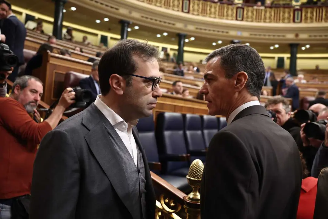 El presidente del Gobierno, Pedro S&aacute;nchez (d), y el ministro de Econom&iacute;a y Comercio, Carlos Cuerpo (i).
