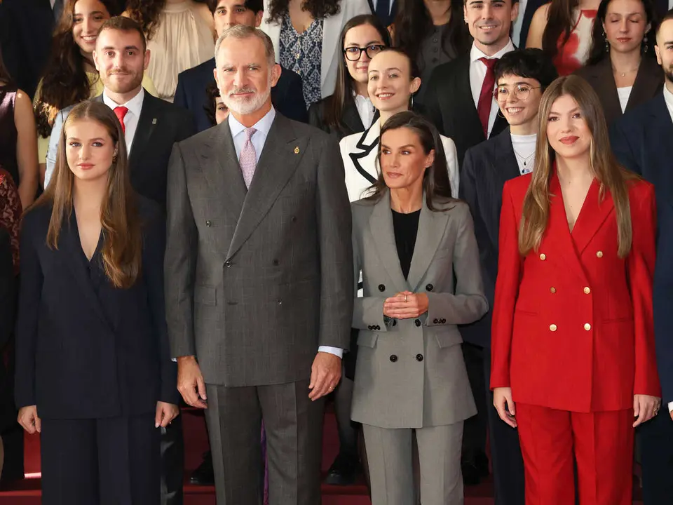 La Princesa Leonor, el rey Felipe, la Reina Letizia y la Infanta Sof&iacute;a durante la audiencia a los galardonados con los "Premios fin de grado 2024" de la Universidad de Oviedo en el Hotel de la Reconquista, a 24 de octubre de 2025, en Oviedo (Espa&ntilde;a).

Ra&uacute;l Terrel / Europa Press
FAMOSOS;UNIVERSIDAD;FAMILIA REAL;REY;PRINCESA;REINA
24/10/2025