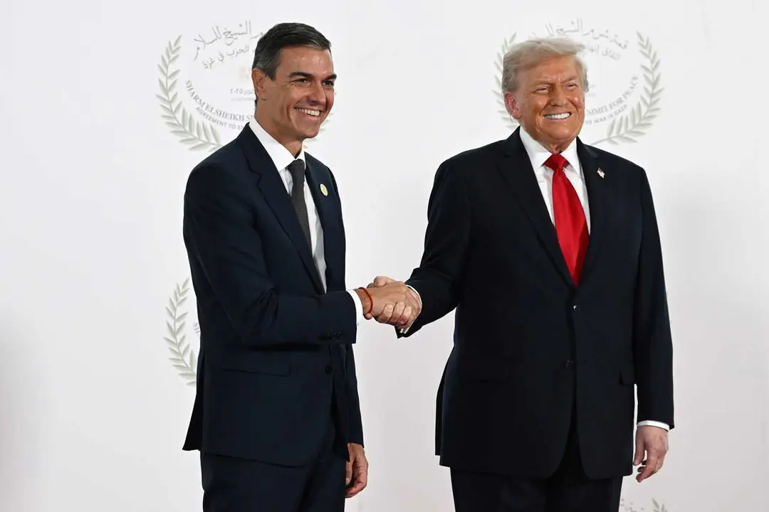 Archivo - El presidente del Gobierno, Pedro S&aacute;nchez (i) saluda al presidente de Estados Unidos, Donald Trump (d), antes de la ceremonia de firma del plan de paz para Oriente Pr&oacute;ximo, a 13 de octubre de 2025, en Egipto.
