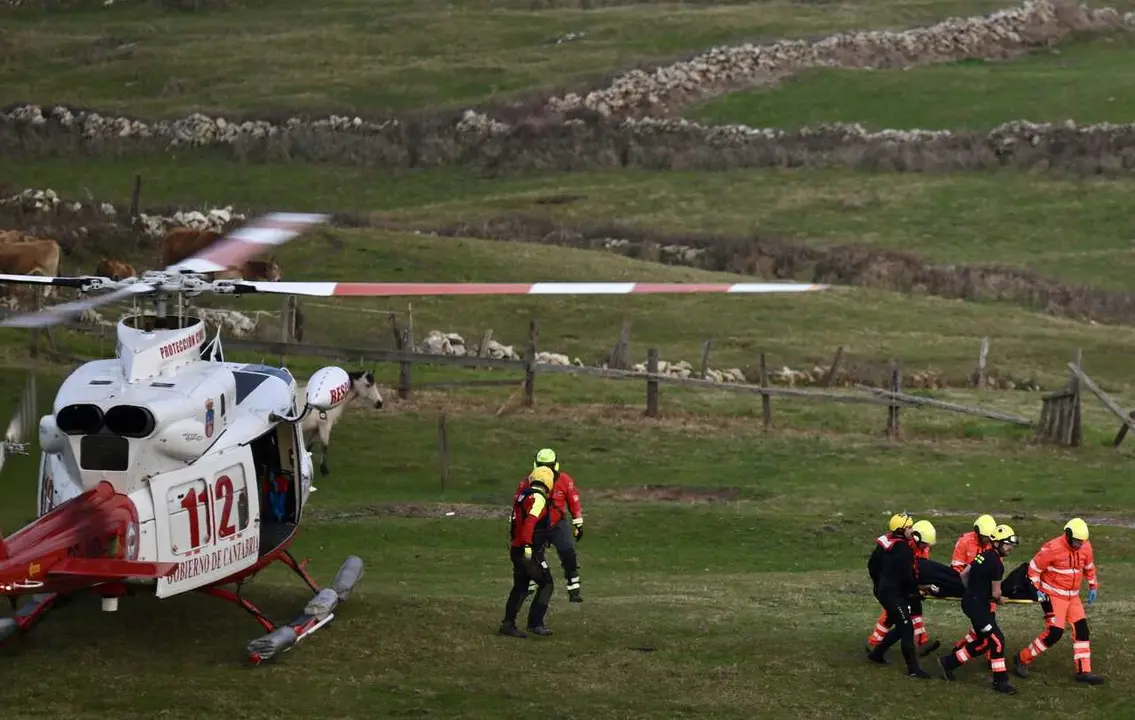 Equipos de rescate trabajan en el lugar de los hechos, a 3 de marzo de 2026, en Santander, Cantabria (Espa&ntilde;a). 