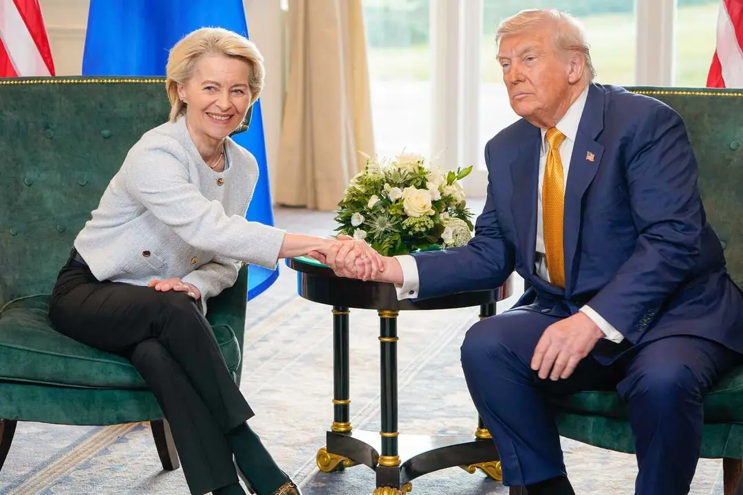 Archivo - La presidenta de la Comisi&oacute;n Europea, Ursula von der Leyen, y el presidente de Estados Unidos, Donald Trump, tras acordar una tregua arancelaria el pasado verano en Escocia.