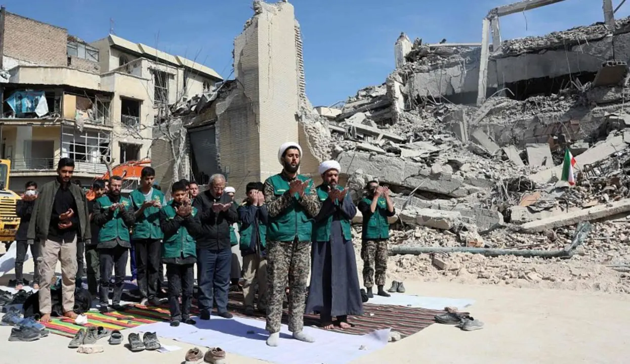 Cl&eacute;rigos en Teher&aacute;n