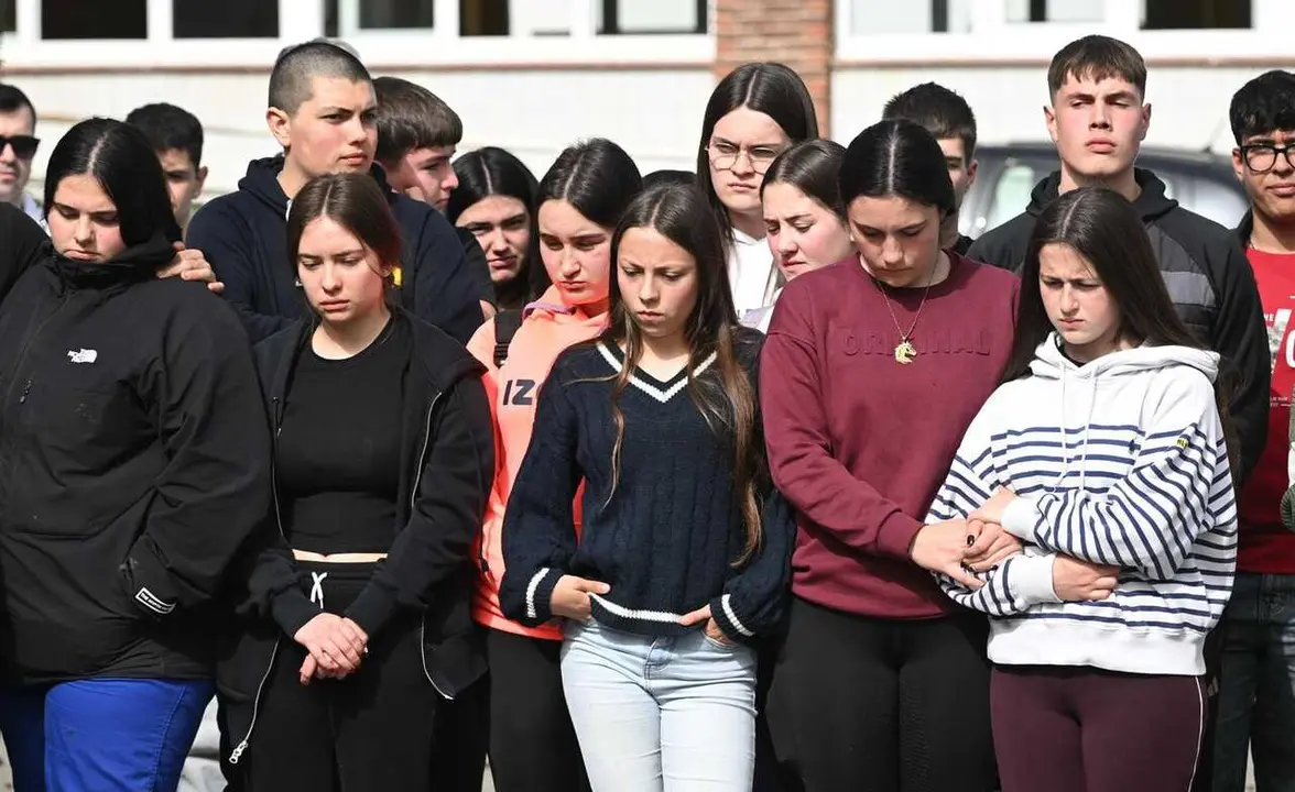 Los alumnos y los profesores del CIFP y del IES La Granja de Heras guardan un minuto de silencio.