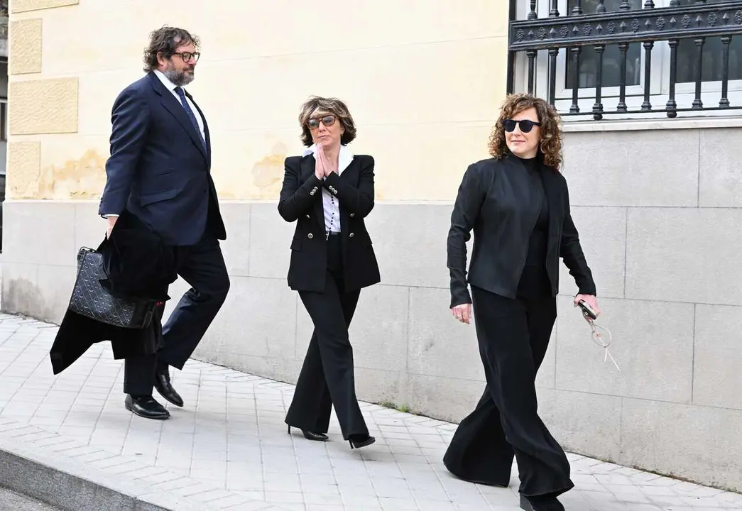 Sonsoles &Oacute;nega, su pareja, Juan Montes, y Cristina &Oacute;nega junto a su marido llegan a la capilla ardiente situada en la Casa de Galicia de Madrid, a 04 de marzo de 2026, en Madrid (Espa&ntilde;a). El periodista Fernando &Oacute;nega ha muerto a los 78 a&ntilde;os.