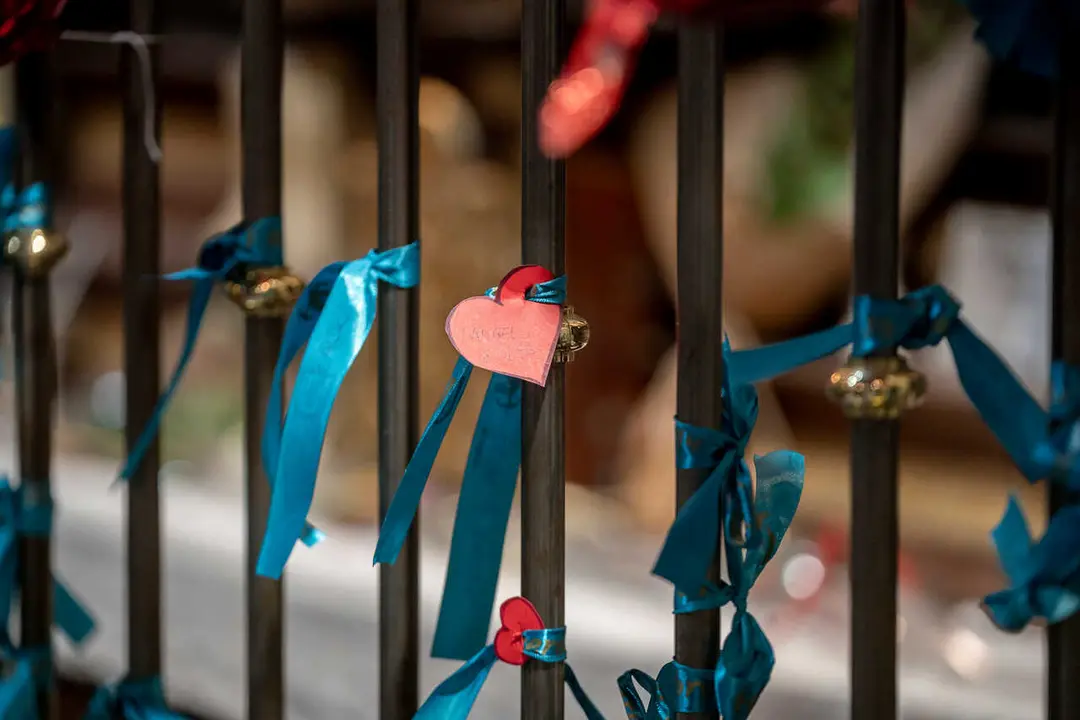 Archivo - Cintas colgadas por las parejas junto a las reliquias de San Valent&iacute;n durante la celebraci&oacute;n de la festividad de San Valent&iacute;n en la Iglesia de San Ant&oacute;n, en Madrid (Espa&ntilde;a). 
