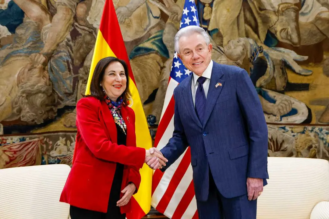 La ministra de Defensa, Margarita Robles, mantuvo el mi&eacute;rcoles 4 de marzo una reuni&oacute;n con el embajador de los Estados Unidos de Am&eacute;rica, Benjam&iacute;n Le&oacute;n Jr., en la sede del Ministerio.