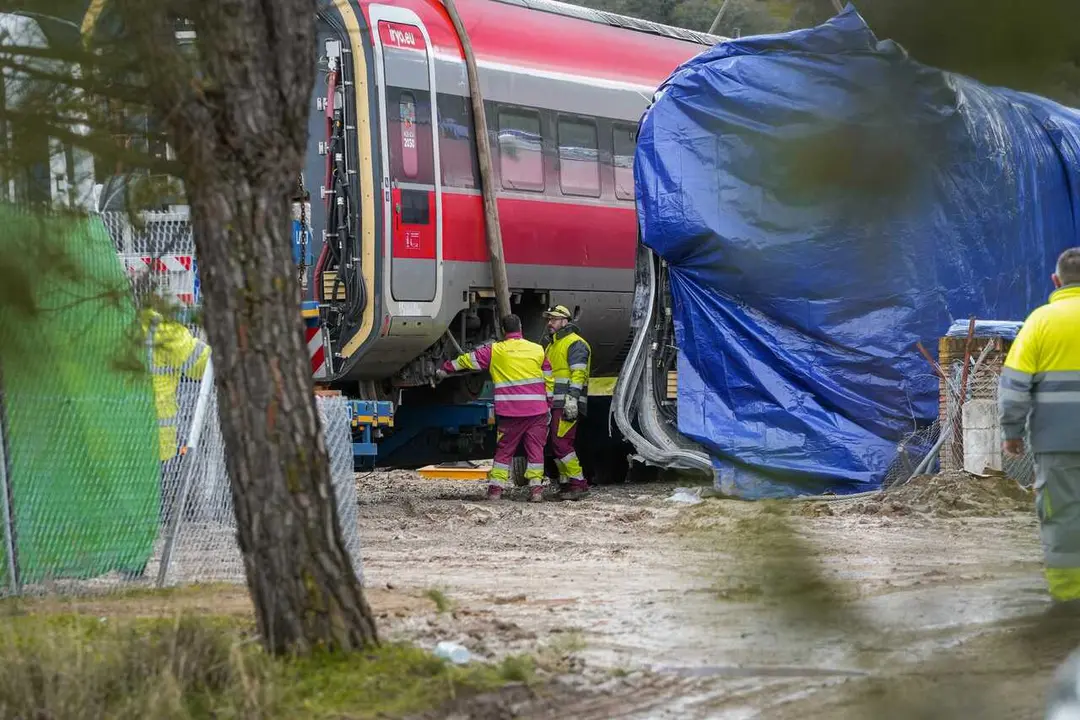 Archivo - Trabajadores realizan tareas de retirada de los vagores en el punto de las v&iacute;as donde tuvo lugar el accidente de trenes de Adamuz, a 24 de enero de 2026 en Adamuz (C&oacute;rdoba, Andaluc&iacute;a). 