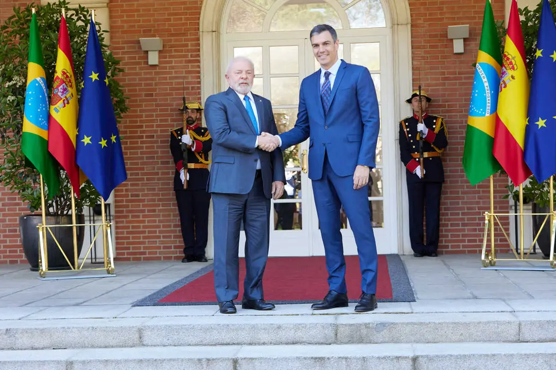 Archivo - El presidente del Gobierno, Pedro S&aacute;nchez (d), recibe al presidente de Brasil, Lula da Silva (i),  el 26 de abril de 2023, en Madrid (Espa&ntilde;a). 